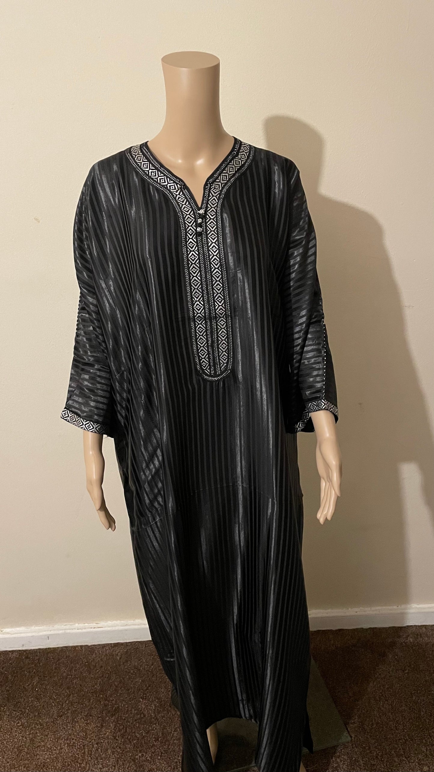 Shiny Black Men’s Moroccan Thobe (Jabaddor)