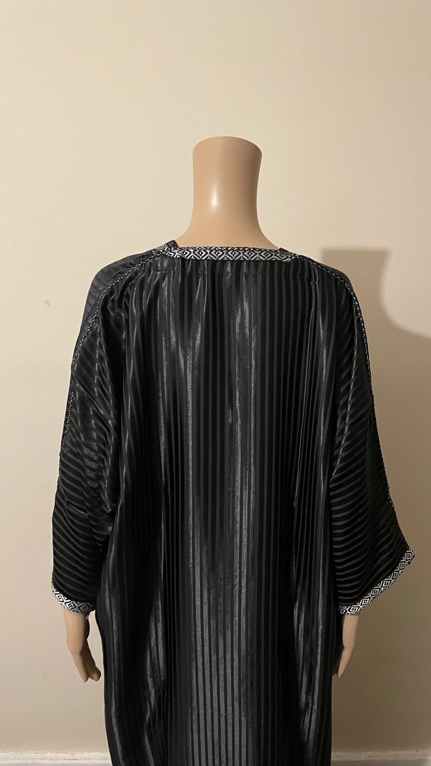 Shiny Black Men’s Moroccan Thobe (Jabaddor)